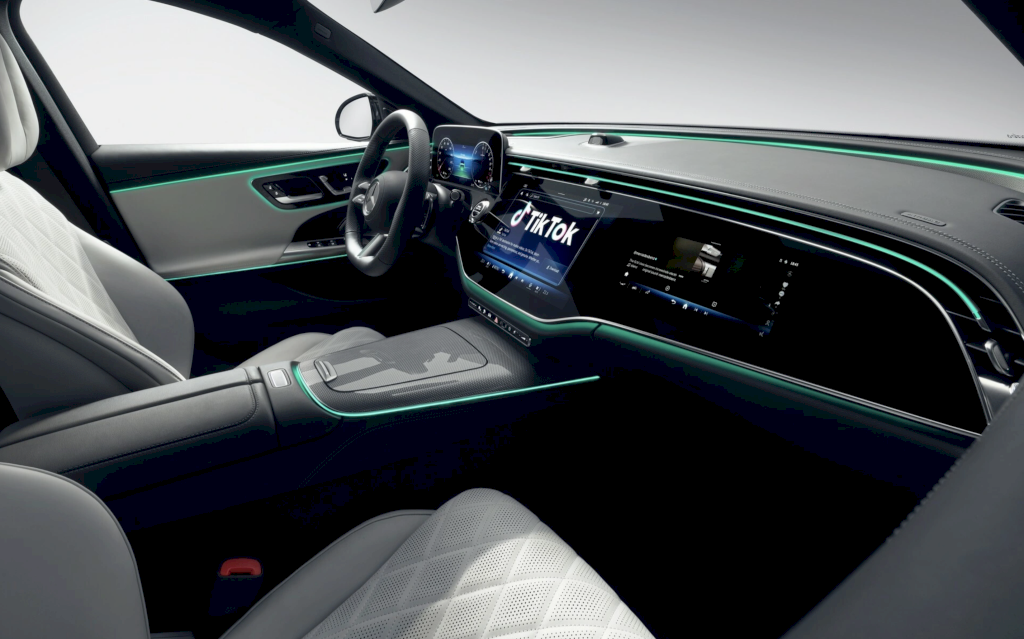 Mercedes-Benz ra mắt bản E-Class với màn hình cảm ứng cực khủng, tích hợp TikTok và camera selfie