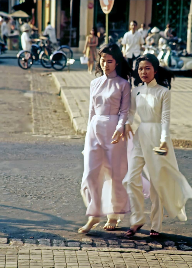 Saigon 1961 - Le Loi Avenue  Vietnam fashion, Ao dai, Vietnamese clothing