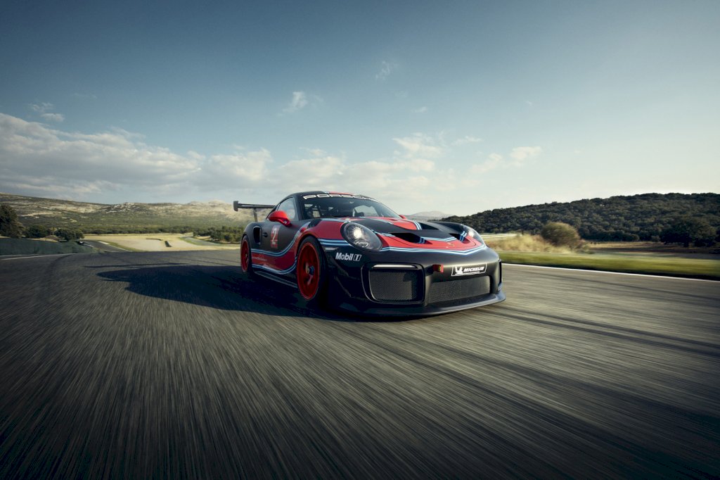 Introducing the Unveiled Porsche 911 GT2 RS Clubsport: A Thrilling New Addition