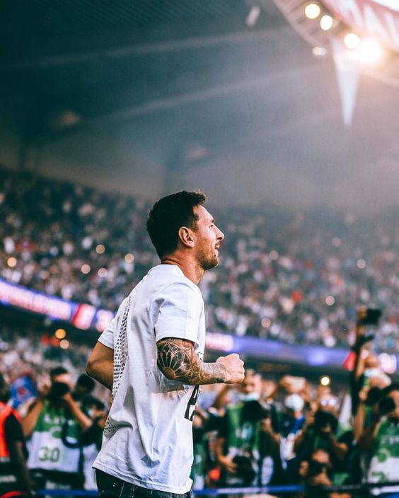 "Capturing Messi's Joyful Moment Before the Final, Cruising in a Luxurious Rolls Royce Adorned with Pink Diamonds, Greeted with Enthusiasm by Inter Miami Fans"