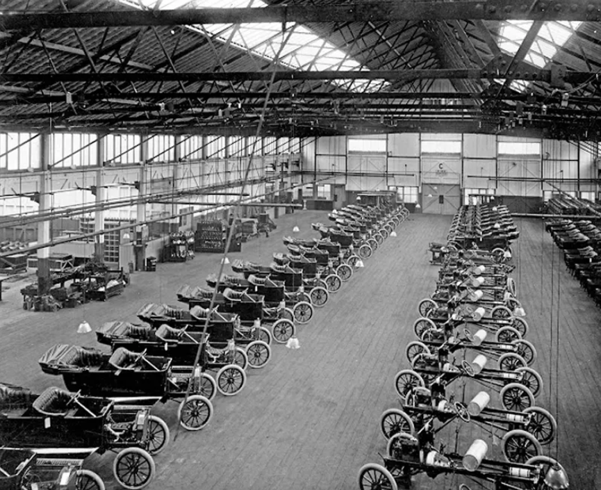 Amazing Vintage Photos Show the Ford Assembly Lines Mass-Producing Model T Cars, 1910s-1920s _ Vintage US