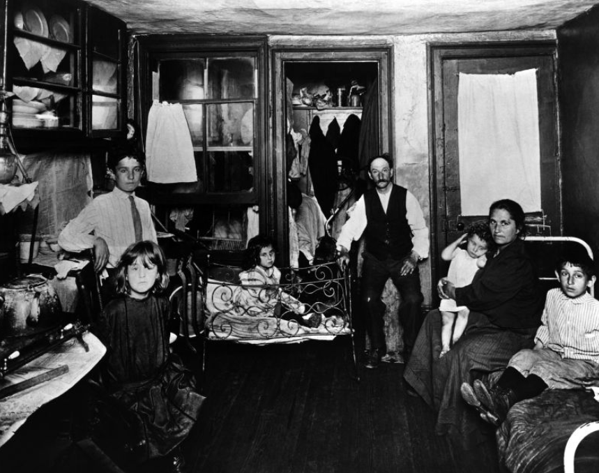 Haunting photos capture the life inside the squalid New York’s tenements, 1885-1900 _ Vintage US