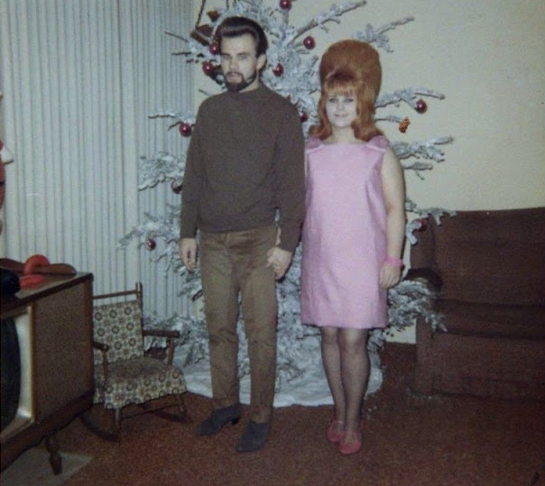 Big Hair & Christmas Tree: The Favorite Christmas Style of Women in the 1960s _ USStories