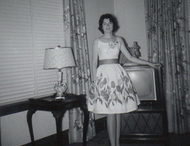 31 Nostalgic Photos of Women Striking Poses with Televisions in the ...