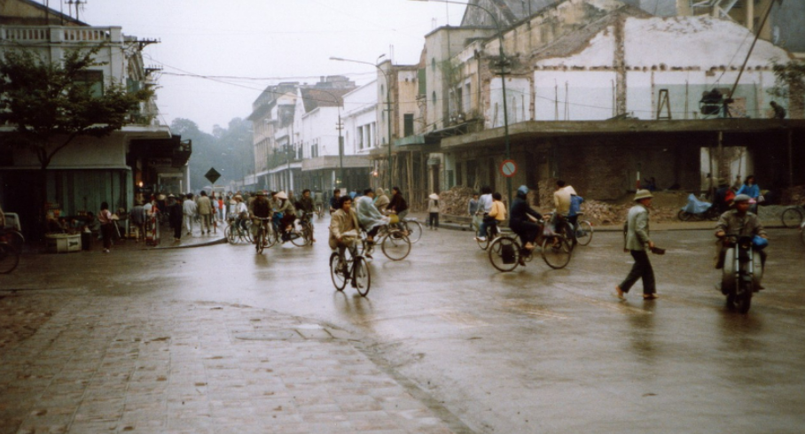 Khám phá loạt ảnh hiếm và độc của đường phố Hà Nội năm 1990: Xe đạp nhiều “nhan nhản”, ô tô xuất hiện lác đác _ GXNC