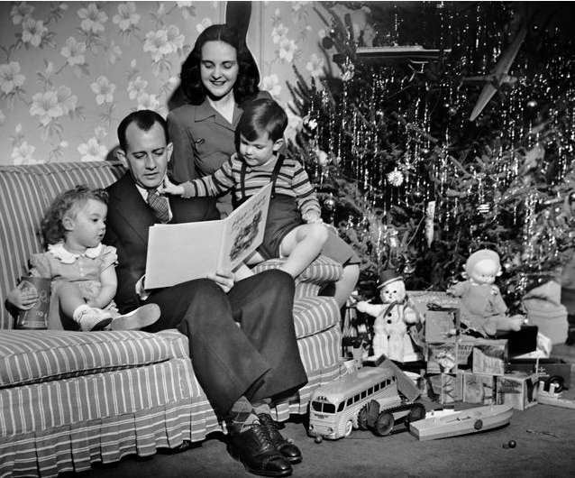 21 Vintage Christmas Photos From the 1940s and 1950s That Will Make You Feel Warm and Nostalgic _ Vintage US