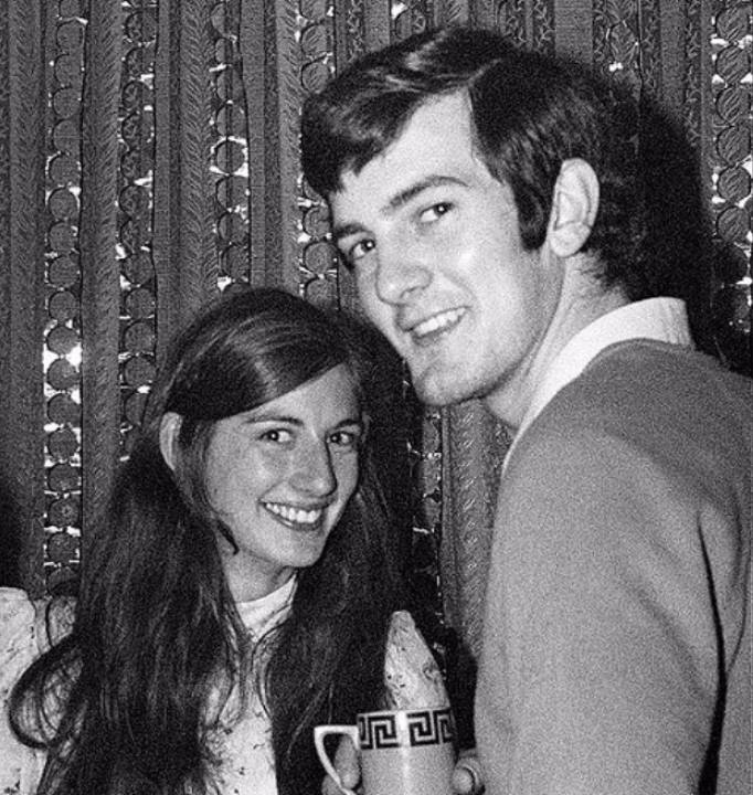 Exciting Black and White Snapshots That Show What Student Parties Looked Like in 1970 _ Vintage US