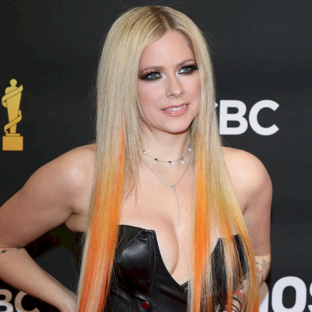 Avril Lavigne hasn't aged a single day as she recreates her iconic Let Go album cover