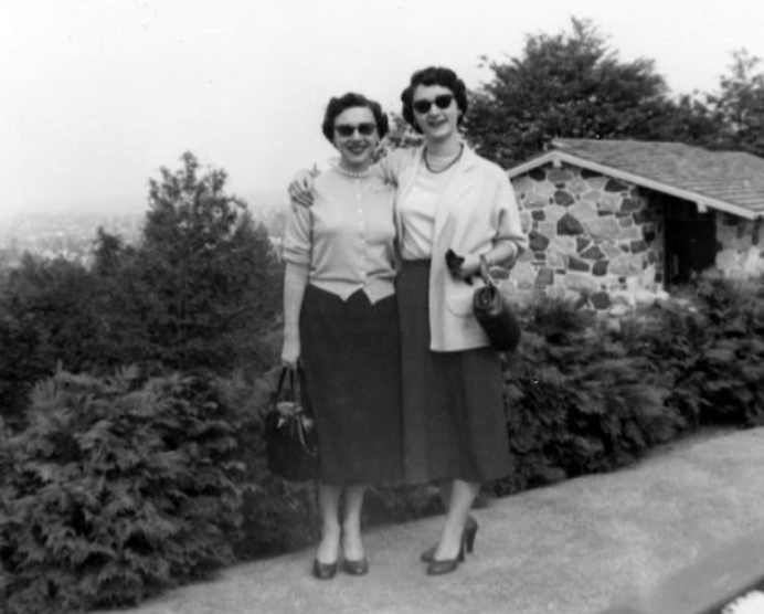 Old Snaps Defined Fashion Styles of Middle-Aged Women in the 1950s _ Nostalgic US Treasures