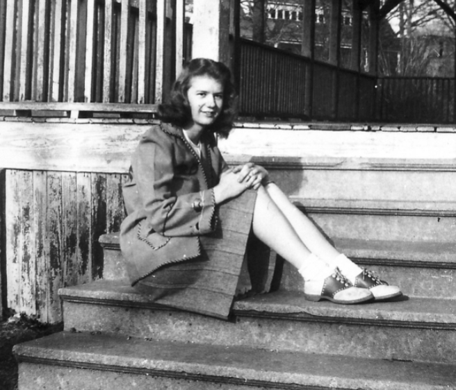 51 Fascinating Photographs of Teenage Girls Wearing Saddle Shoes From the 1940s _ Nostalgic US Treasures
