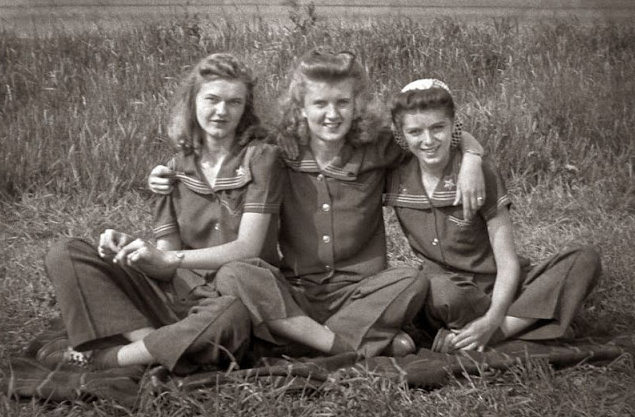 30 Cool Photos Show What Teenage Girls Wore in the 1940s _ Vintage US