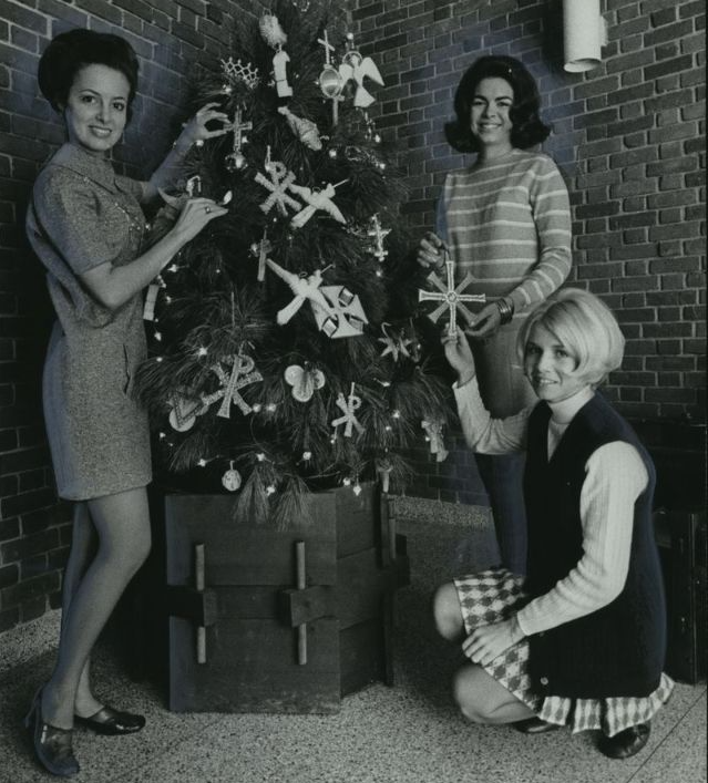 36 Vintage Snaps of People Decorating Their Christmas Trees From the 1950s and 1960s _ Nostalgic US Treasures