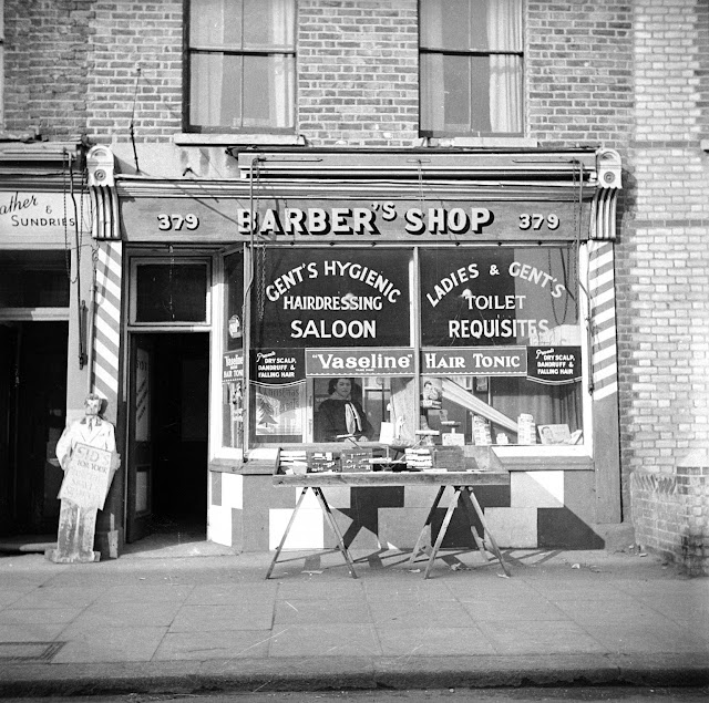 40 Vintage Photographs Capture Street Scenes of London’s East End in the Early Post-War Years