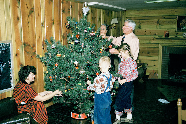 Preparing for Christmas: 39 Lovely Vintage Photos Show People Decorating Their Christmas Trees _ US Retro Rendezvous