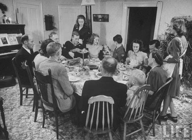 Christmas at Home: Vintage Photos Show a Family Enjoying a Happy Reunion in a Small Kansas Town in 1945 _ Vintage US