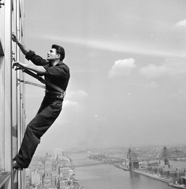 Don’t Look Down! Vintage Photographs of Skyscraper Window Cleaners From the Past