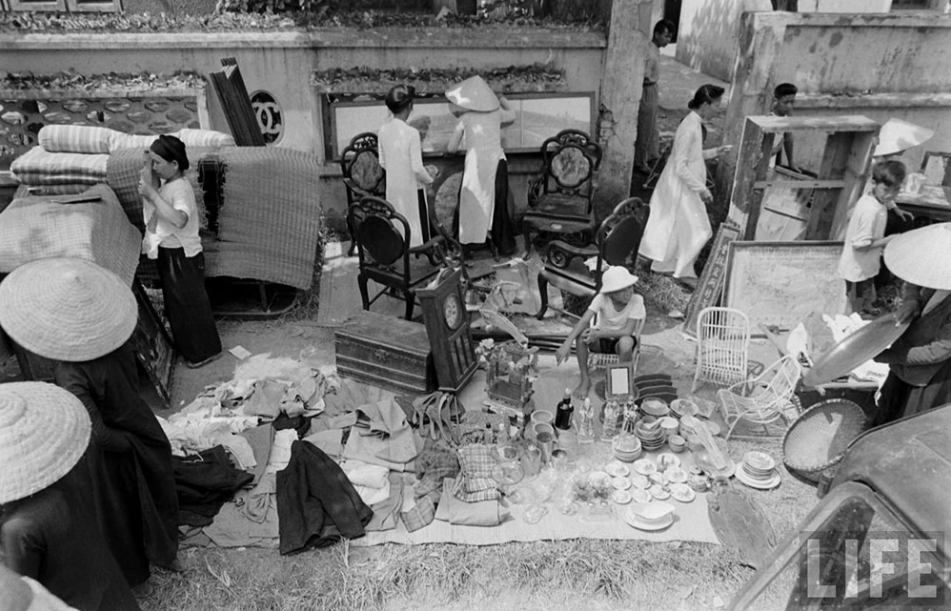 Những hình ảnh có 1 không 2 về “Chợ trời Hà Nội” năm 1954 _ Lối Cũ