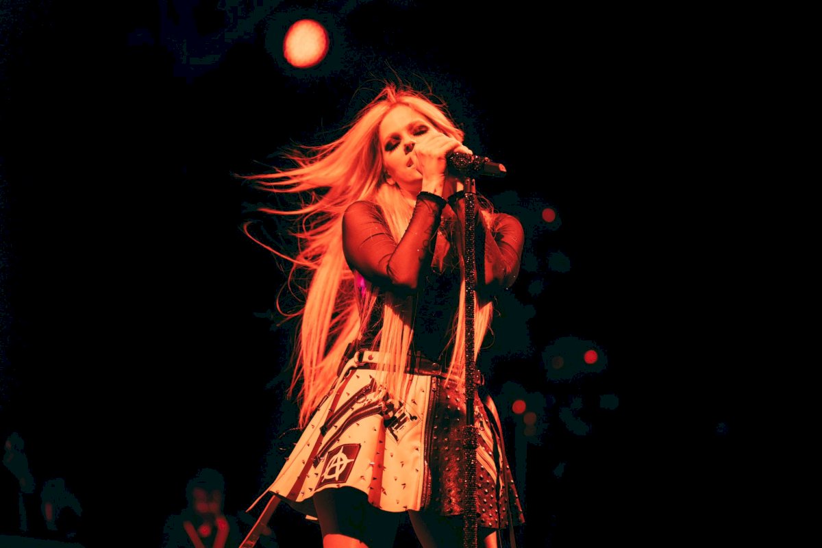 Avril Lavigne out performing