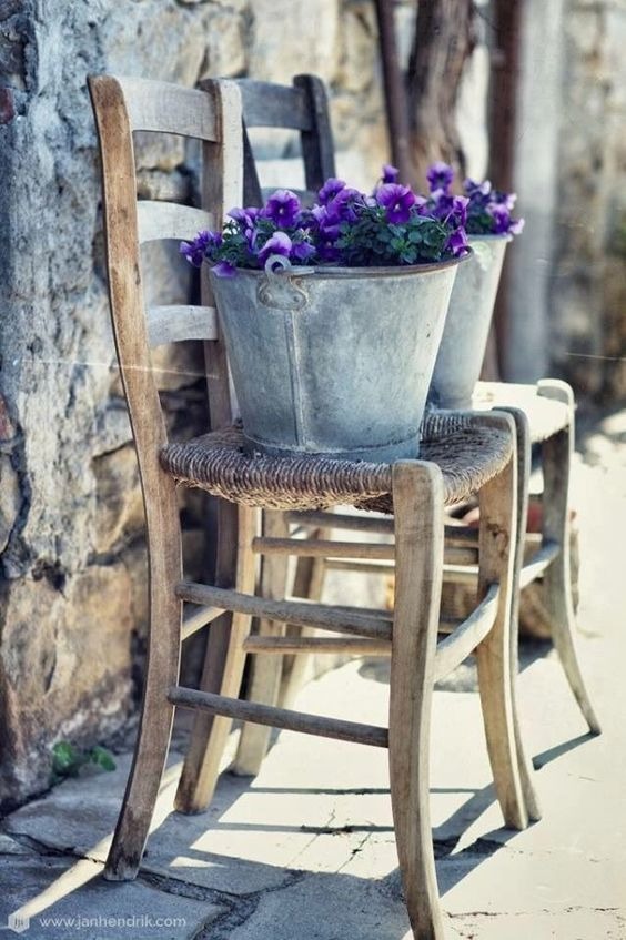 24 Unique and Creative Ways to Decorate Your Gorgeous Garden with Tin Buckets