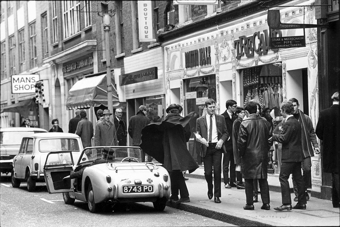 27 Fascinating Vintage Photos of Soho, London Over the Years