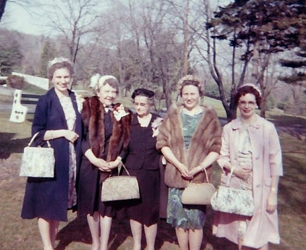 45 Beautiful Photos of Women With Their Purses in the 1950s and 1960s