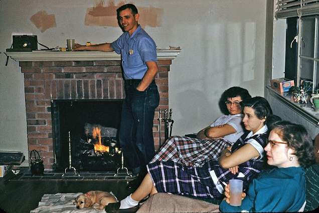30 Found Kodachrome Photos Capture People At Home in the 1950s