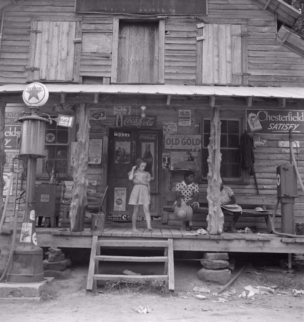 Interesting Pictures of a Country Store on Dirt Road in North Carolina, 1939; And Surprise That It Is Still Standing More Than 70 Years Later!