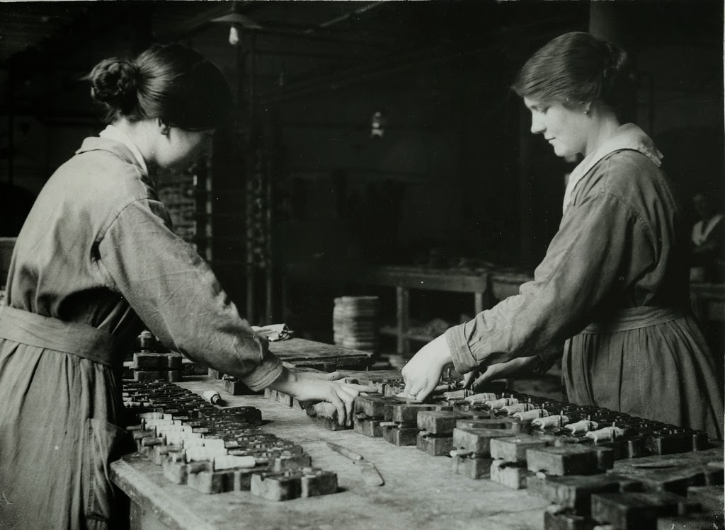 66 Vintage Photographs Documenting British Women at Work During World War I