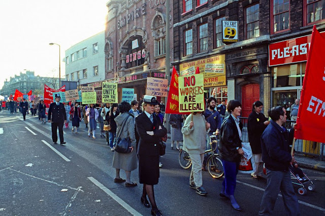 30 Interesting Photographs Capture Street Scenes of London in the Early 1980s