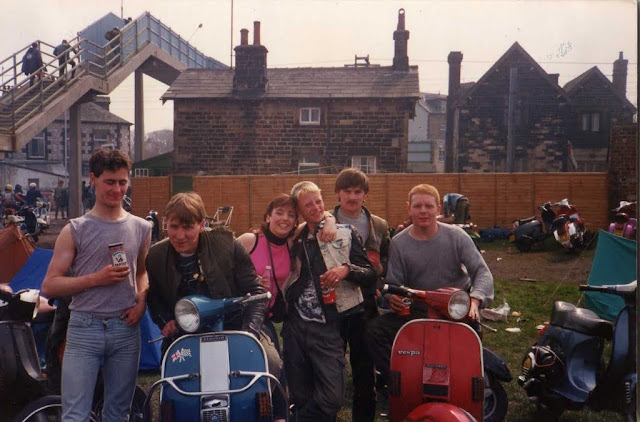 27 Fascinating Snapshots Capture Young Scooters on the Streets of England in the 1980s