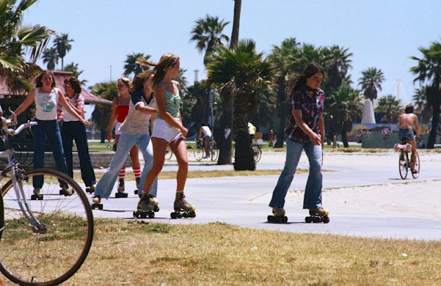 Amazing Photos That Capture Rollerskates at Venice Beach, Los Angeles in 1979 _ Vintage US