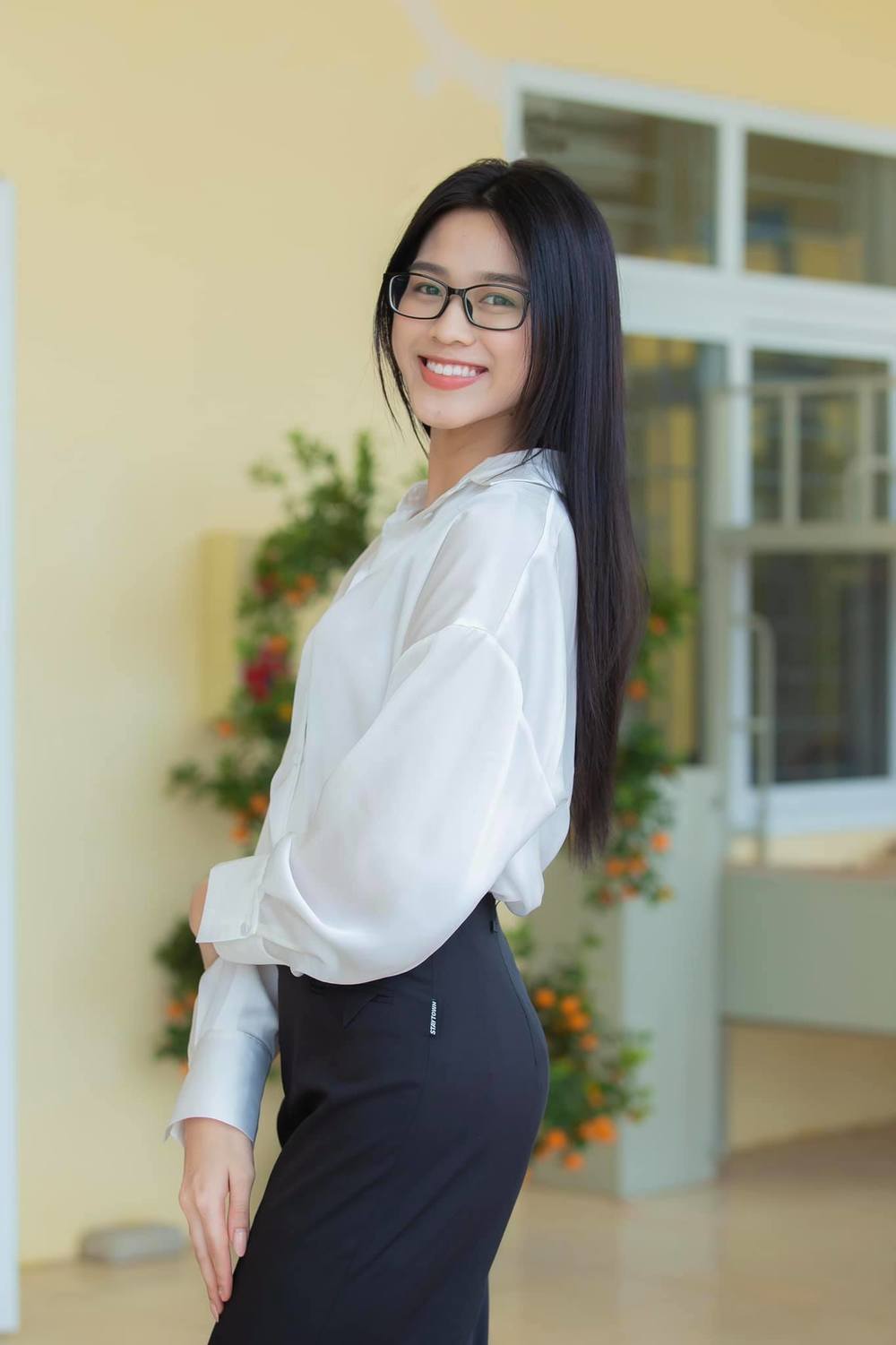 Mặc lại váy khoét lưng táo bạo của đàn chị Tiểu Vy, Đỗ Thị Hà được khen  ngày càng quyến rũ - Văn Hóa Doanh Nhân Việt Nam