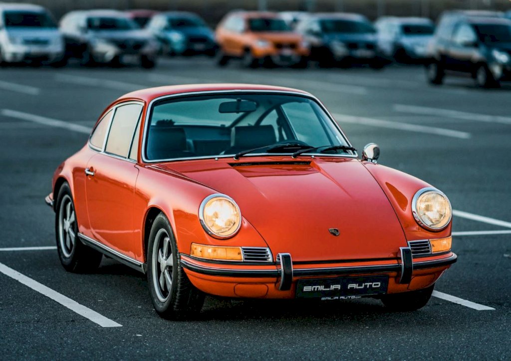 The automotive press lauded the 1970 Porsche 911 for its increased power, refined handling, and updated styling. Journalists and testers praised the car's performance capabilities, highlighting its impressive acceleration, top speed, and handling precision.