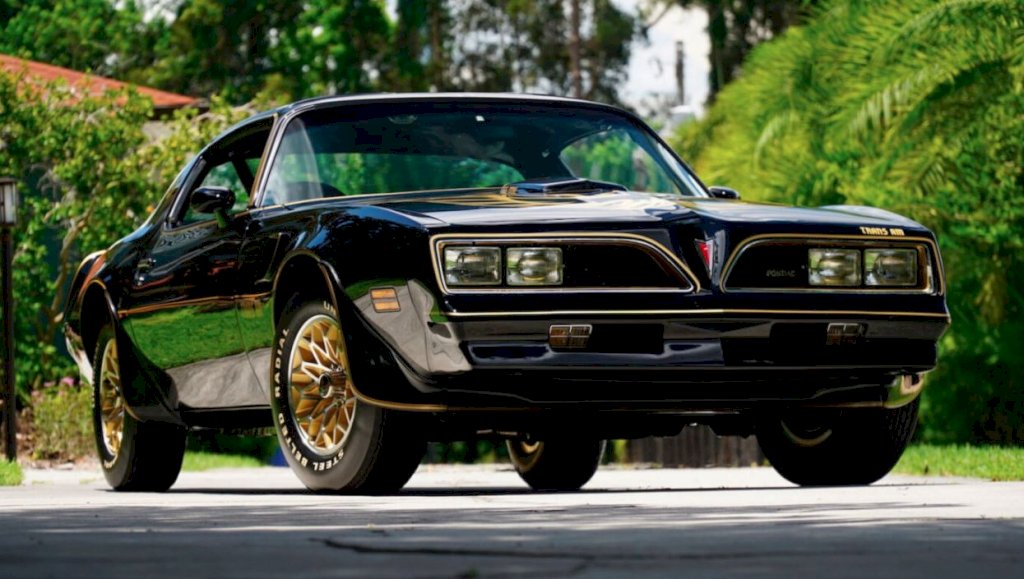 The 1977 Pontiac Firebird is an iconic American muscle car that embodies the spirit of performance, style, and power that was synonymous with the era. 