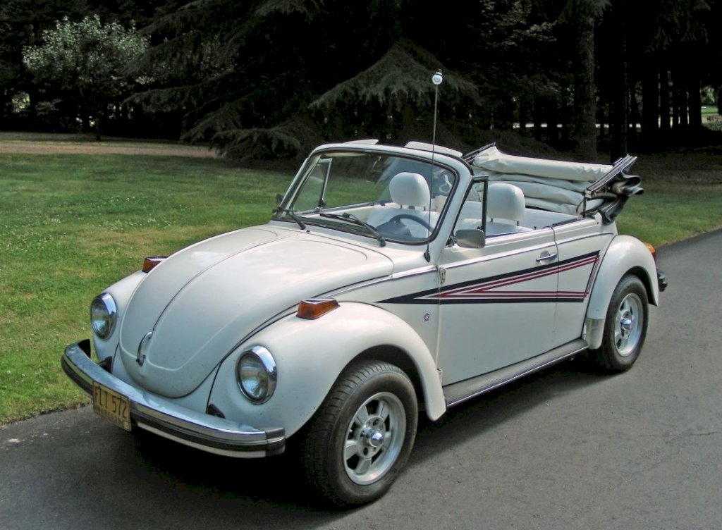 In addition to the standard hardtop model, the 1976 Volkswagen Beetle was also available as a convertible. 