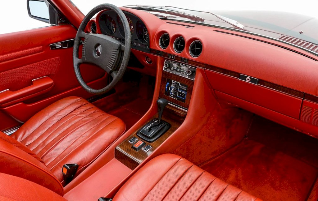 The interior of the 450SL prioritized comfort and luxury, with high-quality materials and a refined design that reflected Mercedes-Benz's attention to detail.