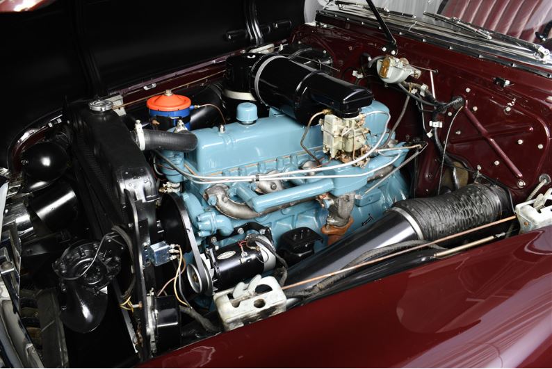 The heart of the 1950 Buick Super 8 is its robust 263.1 cubic-inch (4.3-liter) inline-8 engine. 