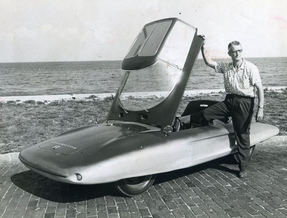 In 1962, Covington brought his vision to life, constructing the first El Tiburón Roadster on the chassis of a 1960 Renault Dauphine. 