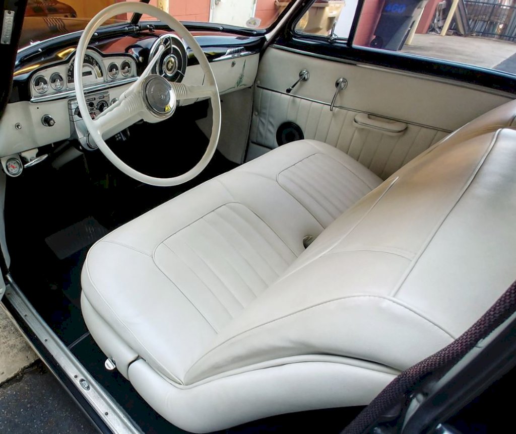 Inside, the 1950 Pontiac Silver Streak offered a spacious and comfortable cabin, with ample room for passengers. 
