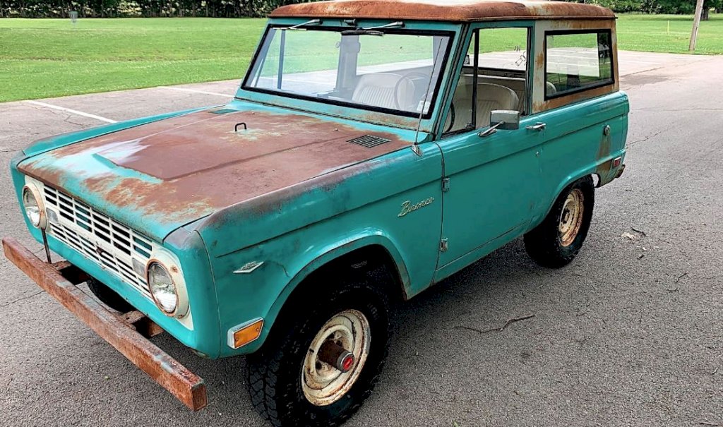 Sarah's first challenge was locating a 1977 Ford Bronco in need of restoration.