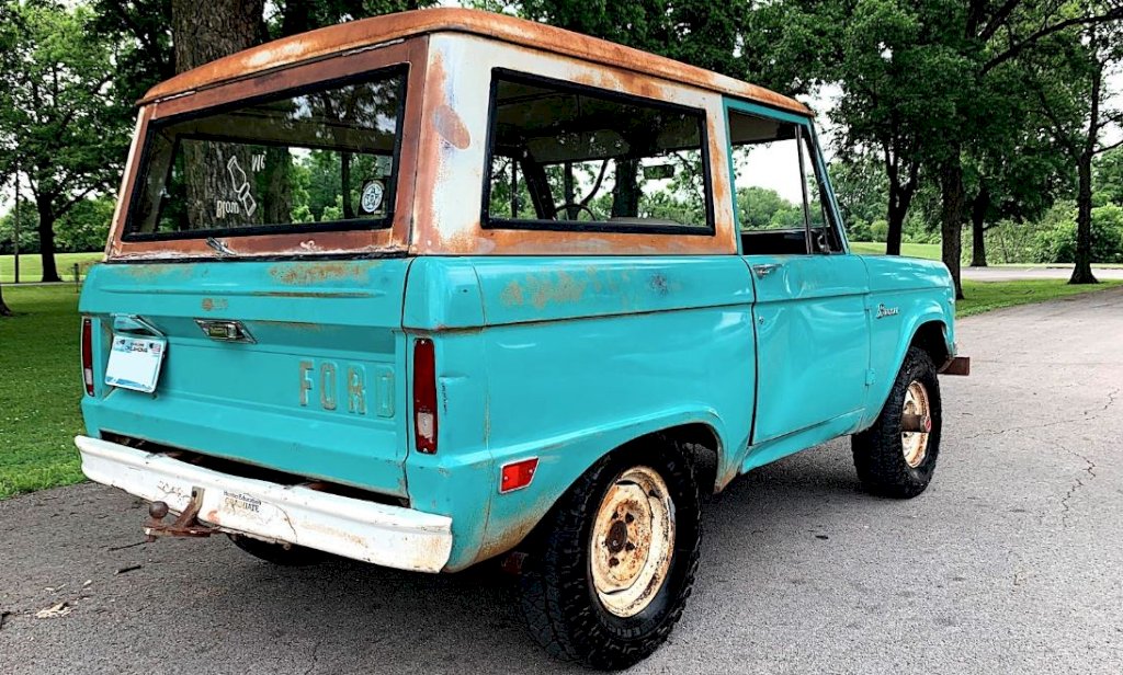 The Bronco's exterior was in rough shape, with rust and body damage. 