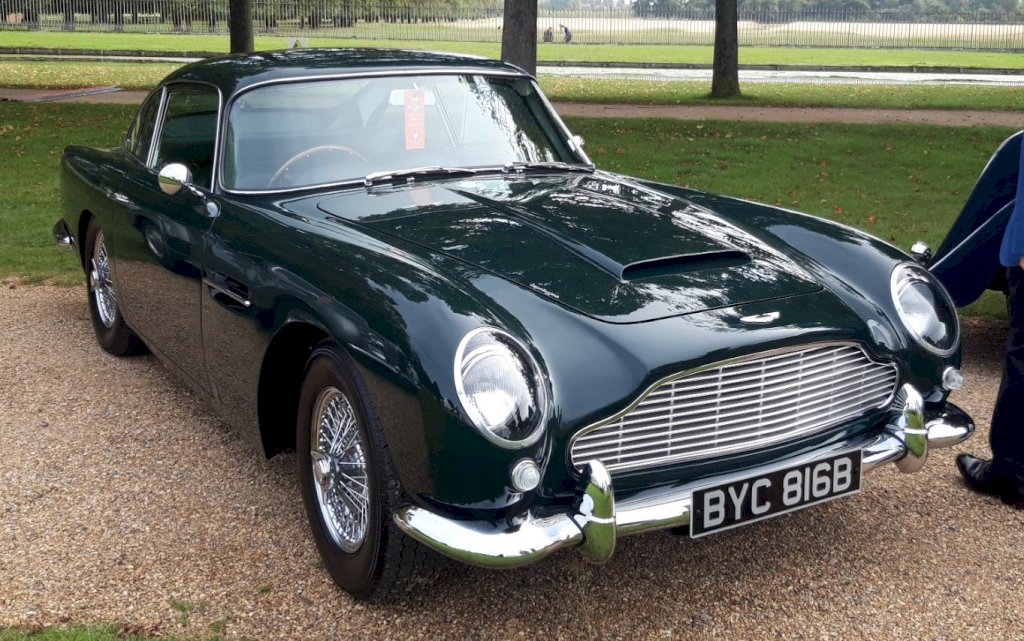 The DB5 featured a fully independent suspension system, with coil springs and telescopic dampers at the front and rear. 