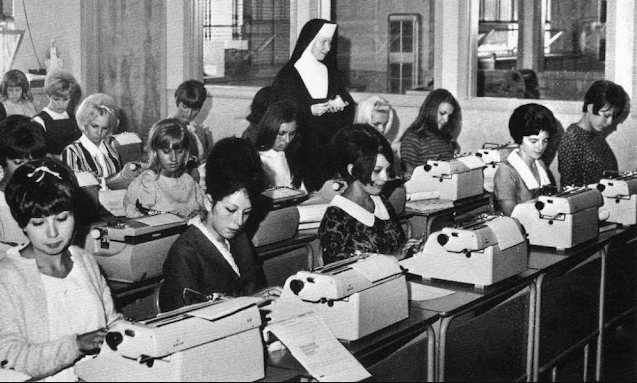 30 Vintage Photographs Capture Scenes Of High School Typing Classes From Between The 1950s And